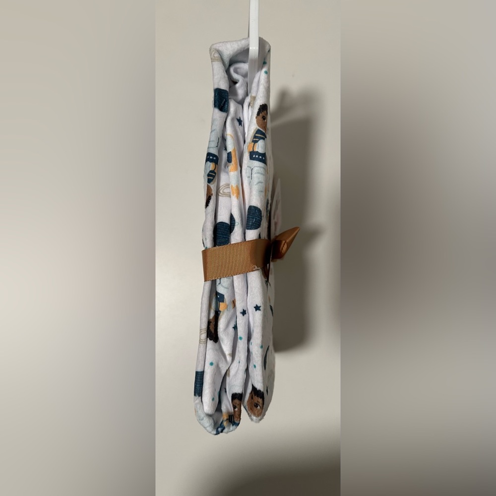 NWT Little Muffincakes Crib Sheet Astronaut Space 28” x 52” x 9” - Picture 8 of 10